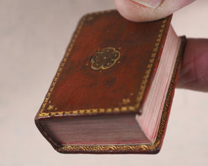 Holy Bible containing Old & New Testaments. New York Oxford University Press. American Branch. 1919. >>Attractively bound  miniature Bible <<