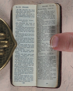 Finger Prayer Book. Common Prayer. University Press London : Henry Frowde, Oxford Warehouse, Amen Corner, London. [1890].