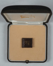 Load image into Gallery viewer, Kleinste Kochbuch der Welt. [Bolzano] Bozen. 1985. Smallest cookbook in the world. What do people eat and drink in Tyrol? 50 recipes for Tyrolean dishes. 2nd edition. 1985.
