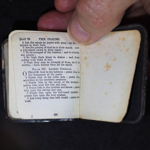 Book of Common Prayer and Administration of the Holy Communion According to the Use of the Church of England. Eyre & Spottiswoode Bible Warehouse Limited. 23, Paternoster Row, E.C. London, Edinburgh and New York. [1903]. Silver plaque.