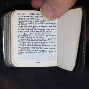 Book of Common Prayer and Administration of the Holy Communion According to the Use of the Church of England. Eyre & Spottiswoode Bible Warehouse Limited. 23, Paternoster Row, E.C. London, Edinburgh and New York. [1903]. Silver plaque.