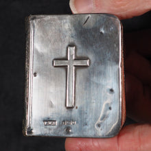 Load image into Gallery viewer, Book of Common Prayer and Administration of the Holy Communion. Cambridge University Press Warehouse, Fetter Lane. E.C. London. London. No date (1905). Silver plaque.
