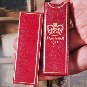 Queen Elizabeth ii. E.R. Coronation Souvenir Memo Book. >>MINIATURE "FINGER" CORONATION SOUVENIR<< Publication Date: 1953 CONDITION: VERY GOOD